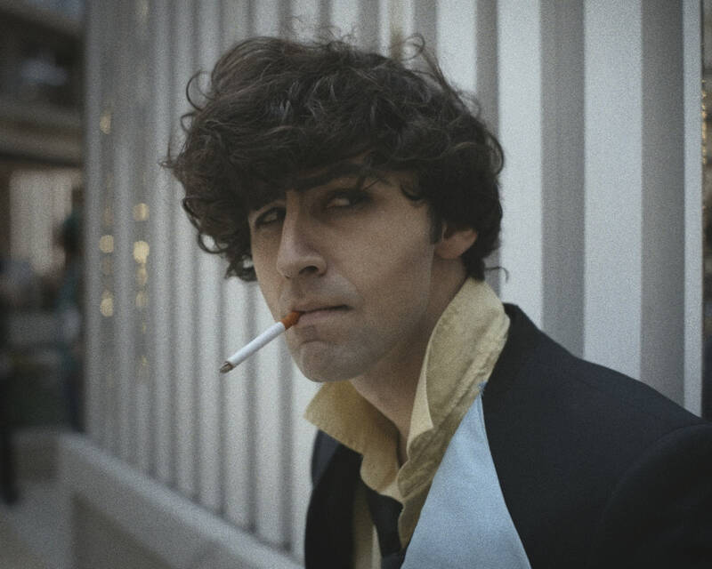 Cosplayer @blackoutcosplay is Spike Spiegel from Cowboy Bebop.