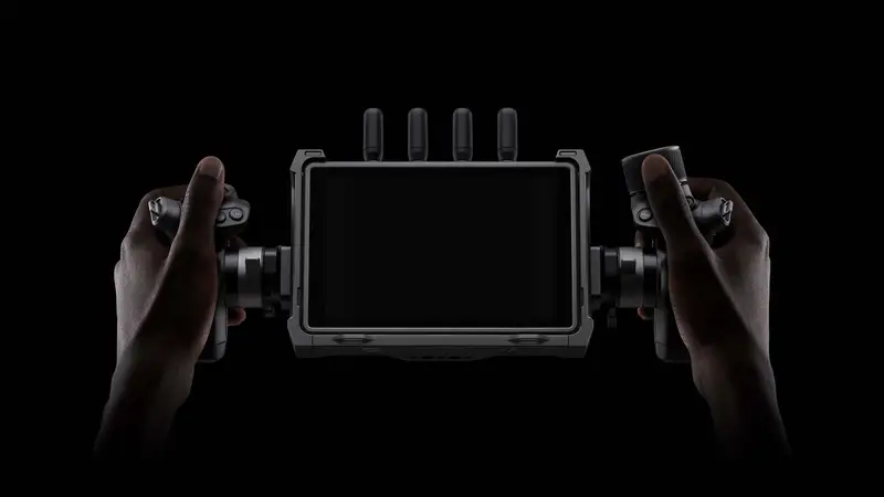 The wireless monitor with hand grips attached for remote control.